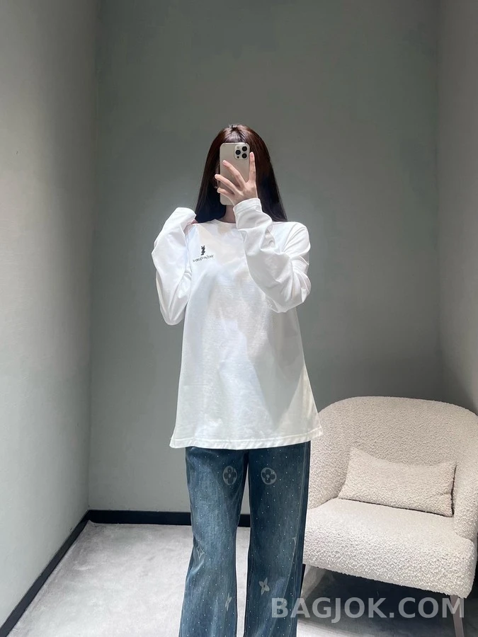 생로랑 생로랑 2025FW 자수 로고 긴팔 티셔츠 상세 이미지