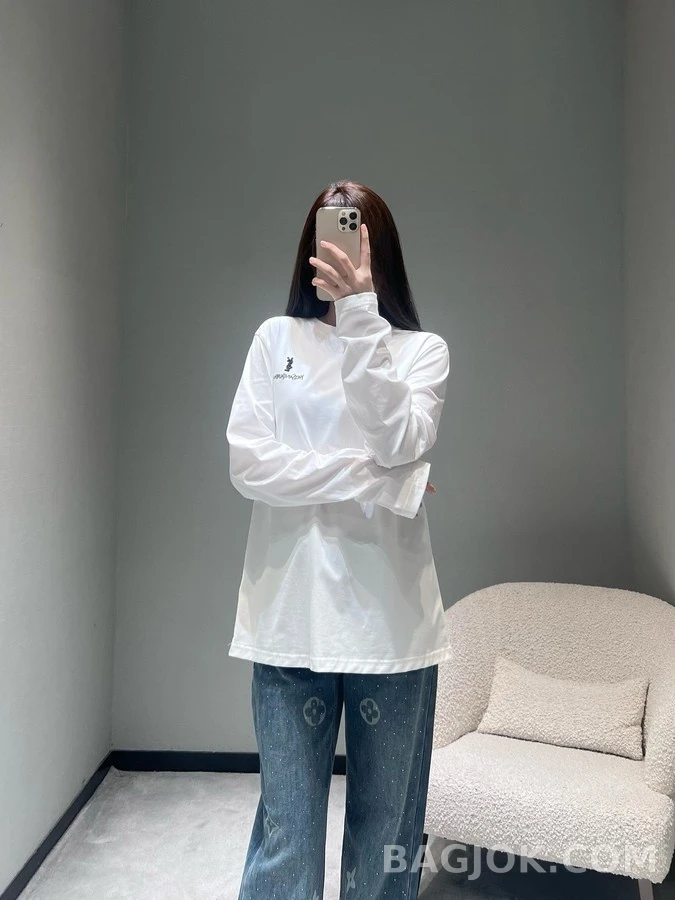 생로랑 생로랑 2025FW 자수 로고 긴팔 티셔츠 상세 이미지