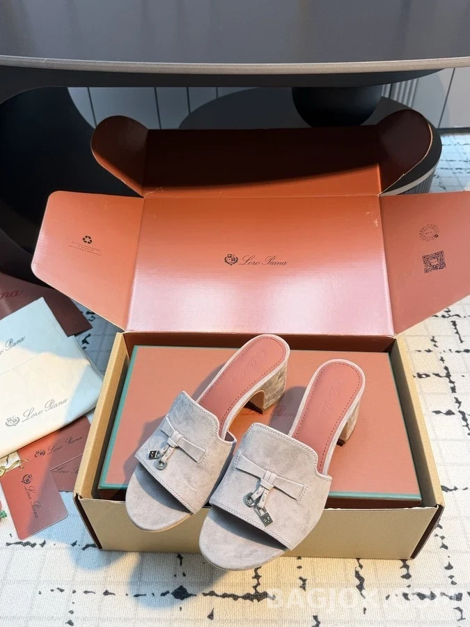  로로피아나 스웨이드 메탈참 오픈토 뮬 힐 상세 이미지