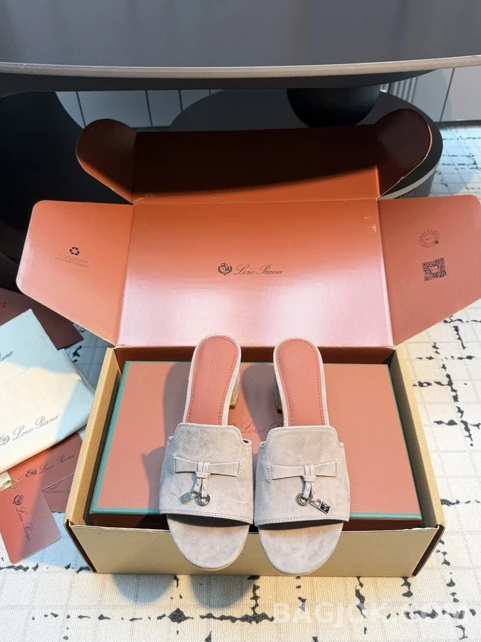  로로피아나 스웨이드 메탈참 오픈토 뮬 힐 상세 이미지