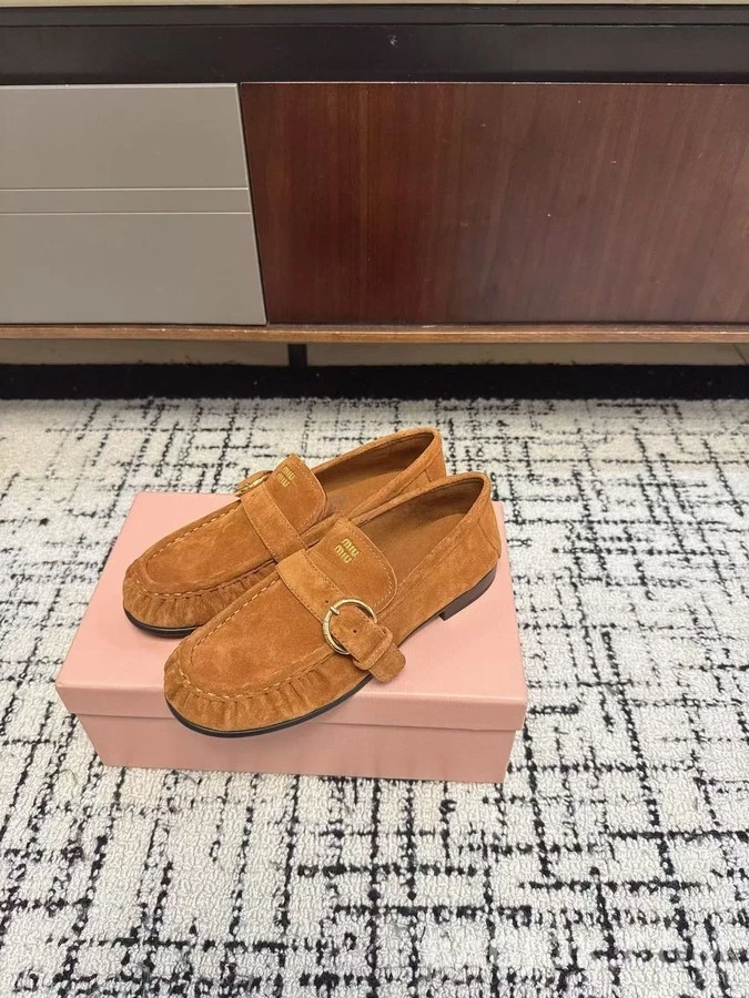 미우미우 미우미우 주름 버클 로퍼 상세 이미지