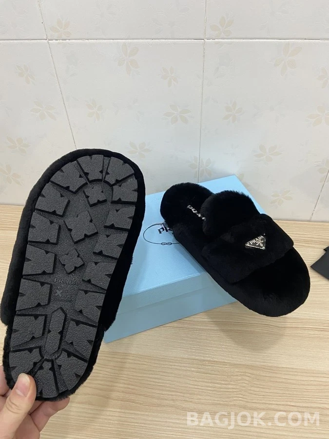 프라다 프라다 삼각 로고 퍼 슬리퍼 블랙 상세 이미지