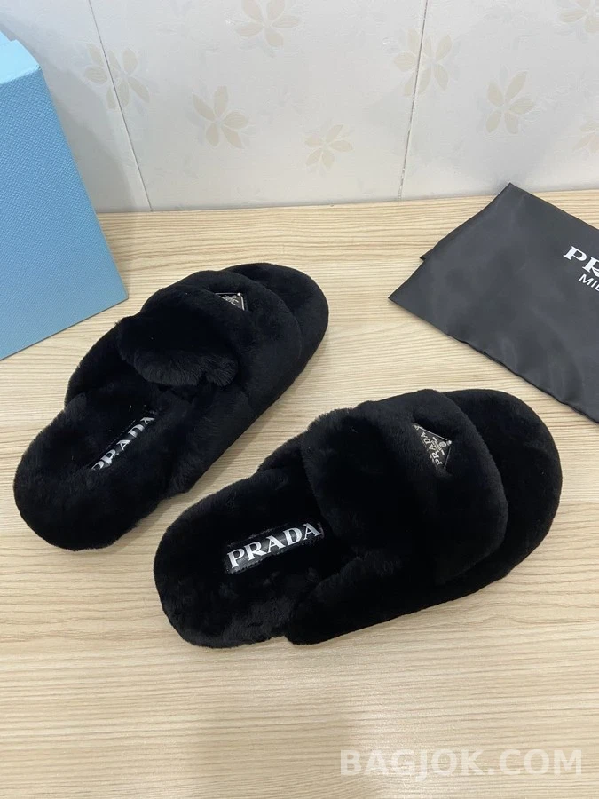 프라다 프라다 삼각 로고 퍼 슬리퍼 블랙 상세 이미지