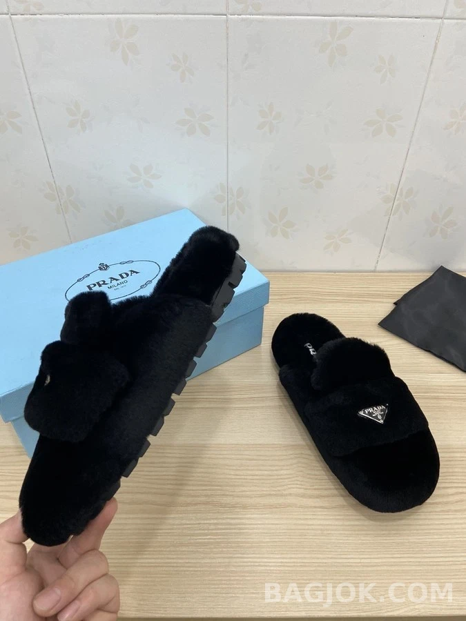 프라다 프라다 삼각 로고 퍼 슬리퍼 블랙 상세 이미지