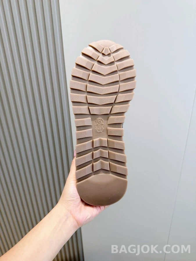  브루넬로 쿠치넬리 스웨이드 스니커즈 상세 이미지