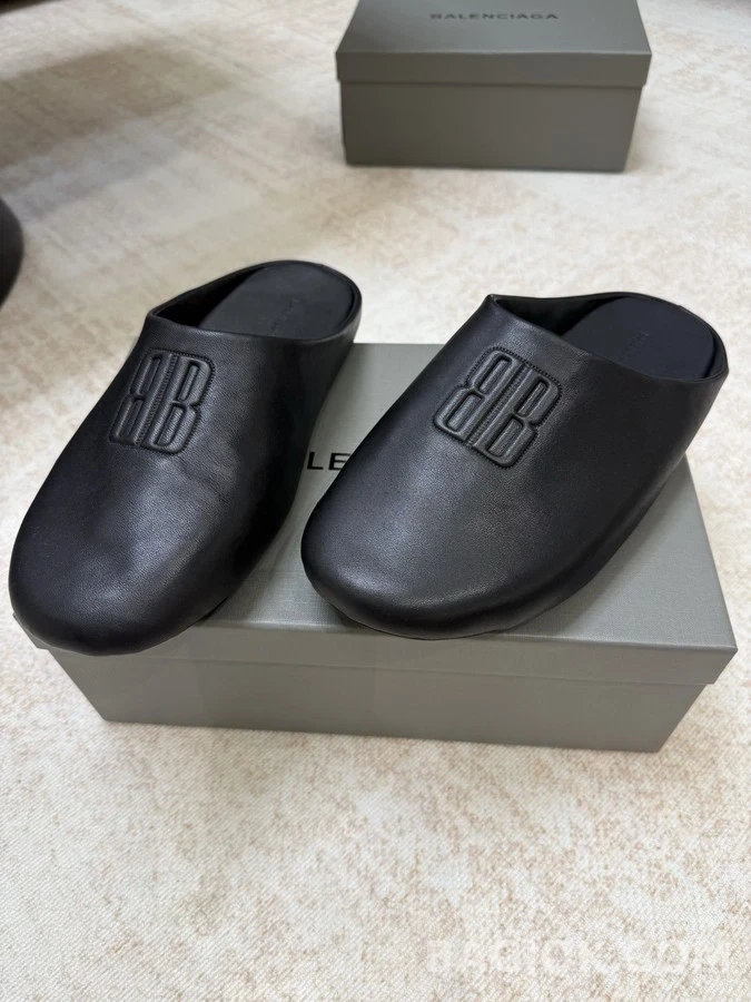 발렌시아가 발렌시아가 엠보싱 로고 뮬 슬리퍼 상세 이미지