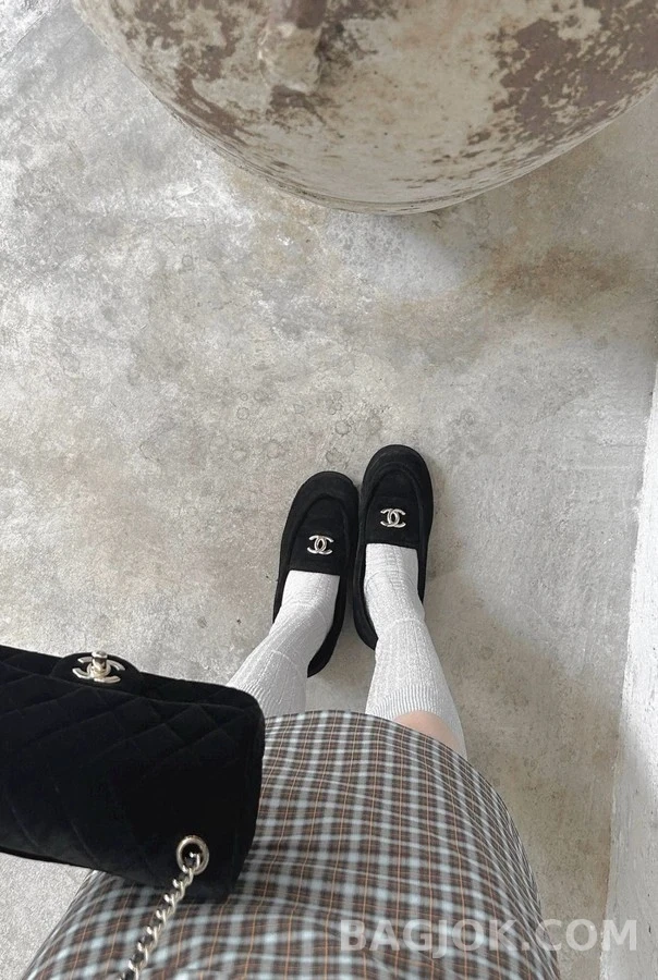 샤넬 샤넬 로고 스웨이드 퍼 로퍼 블랙 상세 이미지