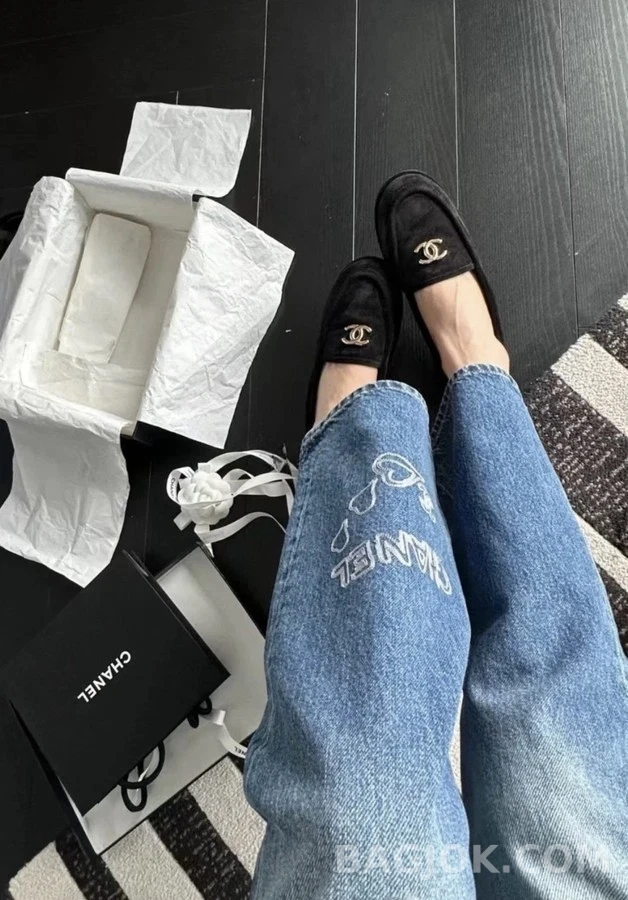 샤넬 샤넬 로고 스웨이드 퍼 로퍼 블랙 상세 이미지