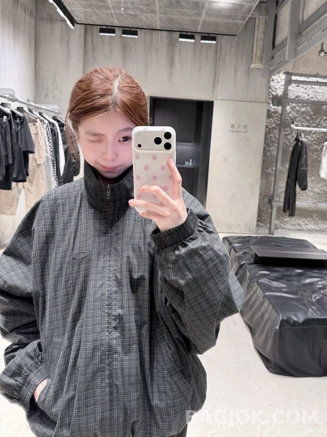 발렌시아가 발렌시아가 그레인 체크 로고 자수 자켓 상세 이미지