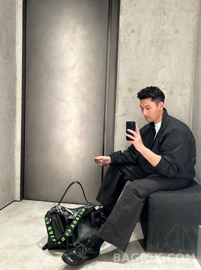 발렌시아가 발렌시아가 그레인 체크 로고 자수 자켓 상세 이미지