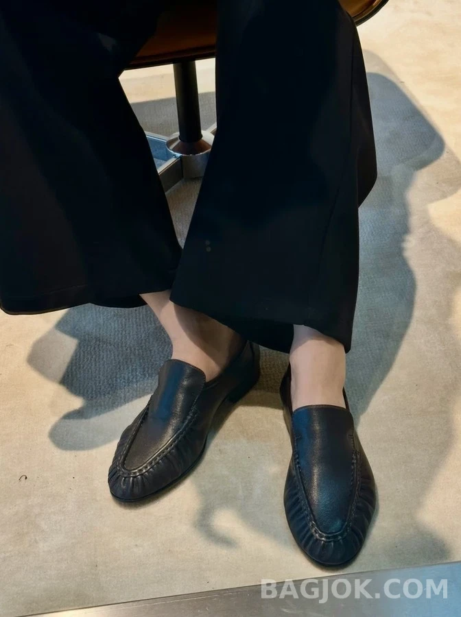  더로우 주름 가죽 로퍼 상세 이미지