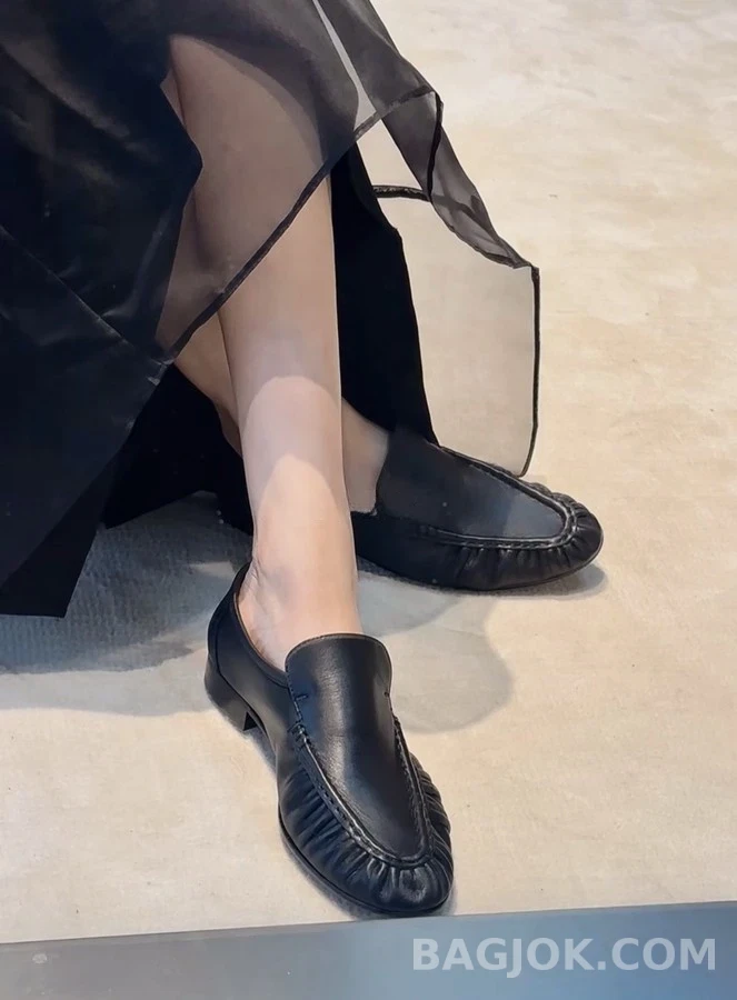  더로우 주름 가죽 로퍼 상세 이미지