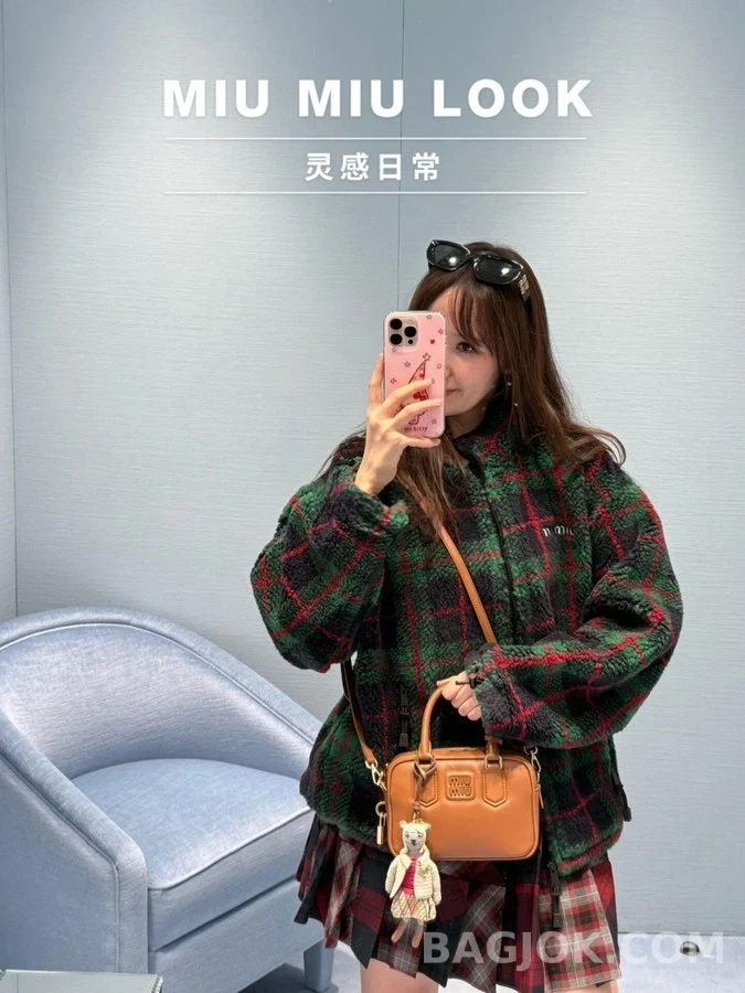 미우미우 미우미우 체크 테디 플리스 자켓 상세 이미지