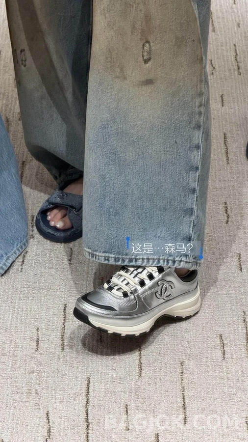 샤넬 샤넬 로고 스니커즈 실버 상세 이미지