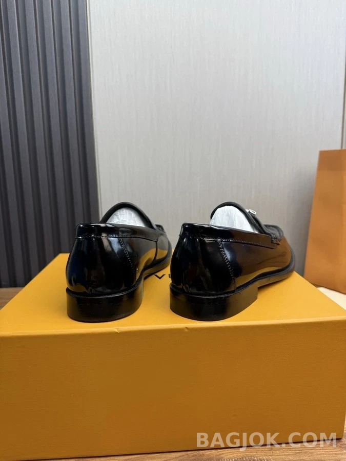 루이비통 루이비통 로고 페이턴트 로퍼 상세 이미지