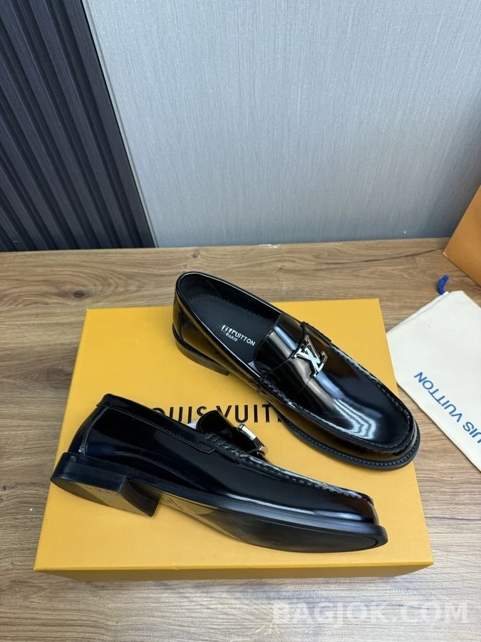 루이비통 루이비통 로고 페이턴트 로퍼 상세 이미지