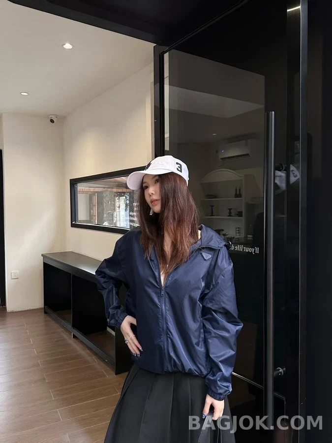 프라다 프라다 삼각 로고 후드 집업 상세 이미지