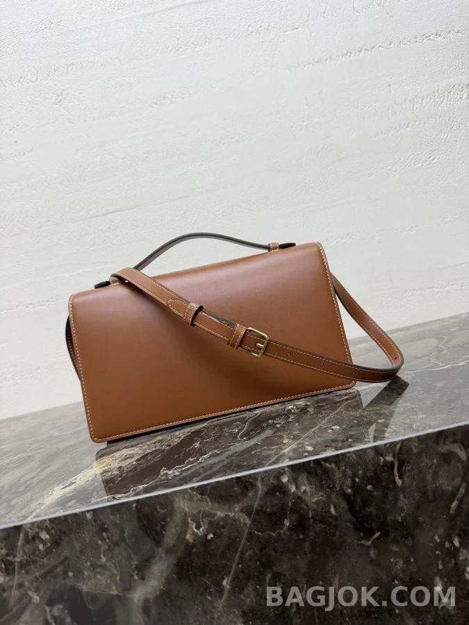 셀린느 셀린느 클래식 트리옹프 샤이니 카프스킨 백 상세 이미지