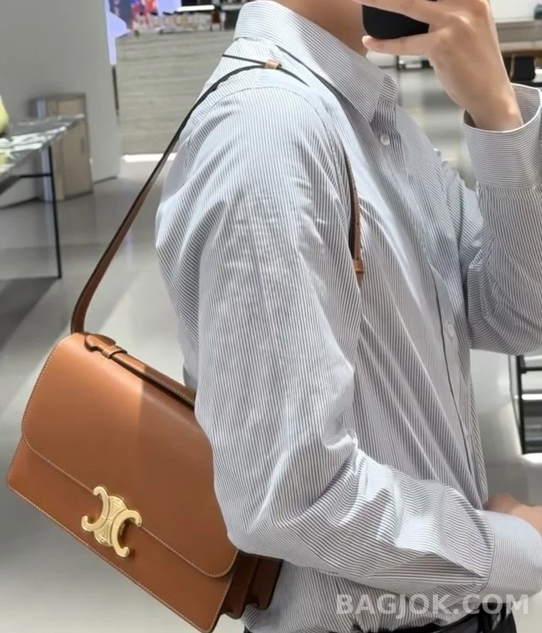 셀린느 셀린느 클래식 트리옹프 샤이니 카프스킨 백 상세 이미지