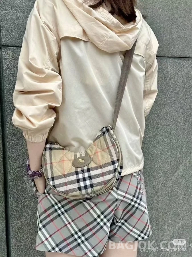 버버리 버버리 퀼팅 체크 크레센트 미니 숄더백 상세 이미지