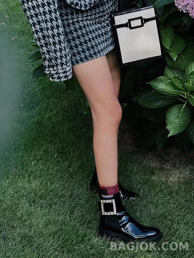 로저비비에 페이턴트 크리스탈 버클 첼시 부츠 상세 이미지