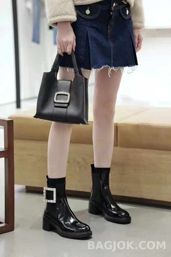  로저비비에 페이턴트 크리스탈 버클 첼시 부츠 상세 이미지