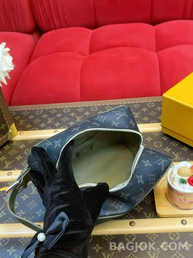 루이비통 루이비통 락커 도프 키트 모노그램 이클립스 토일렛 백 (카키 트리밍) 상세 이미지