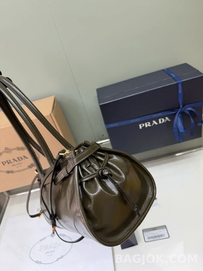 프라다 프라다 보니 버클 디테일 숄더백 상세 이미지
