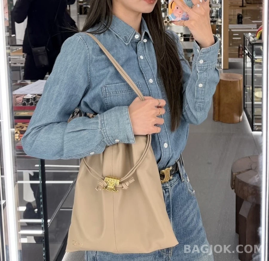 셀린느 셀린느 트리옹프 스몰 드로스트링 백 상세 이미지