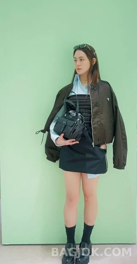 프라다 프라다 루트 미니 레더 토트백 상세 이미지