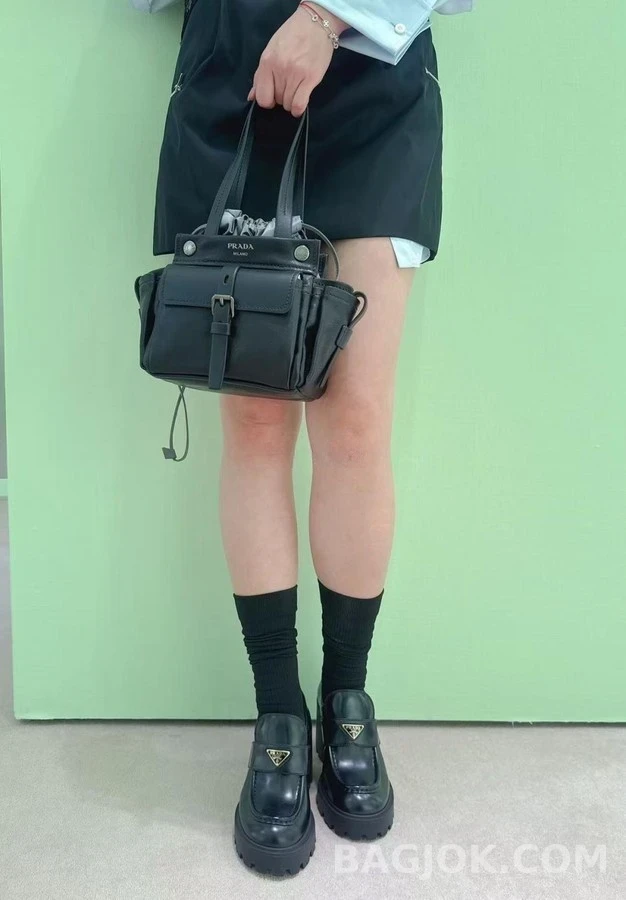 프라다 프라다 루트 미니 레더 토트백 상세 이미지