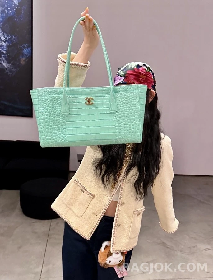 샤넬 샤넬 스몰 쇼핑백, 악어 엠보싱 카프스킨 & 톤 메탈 상세 이미지