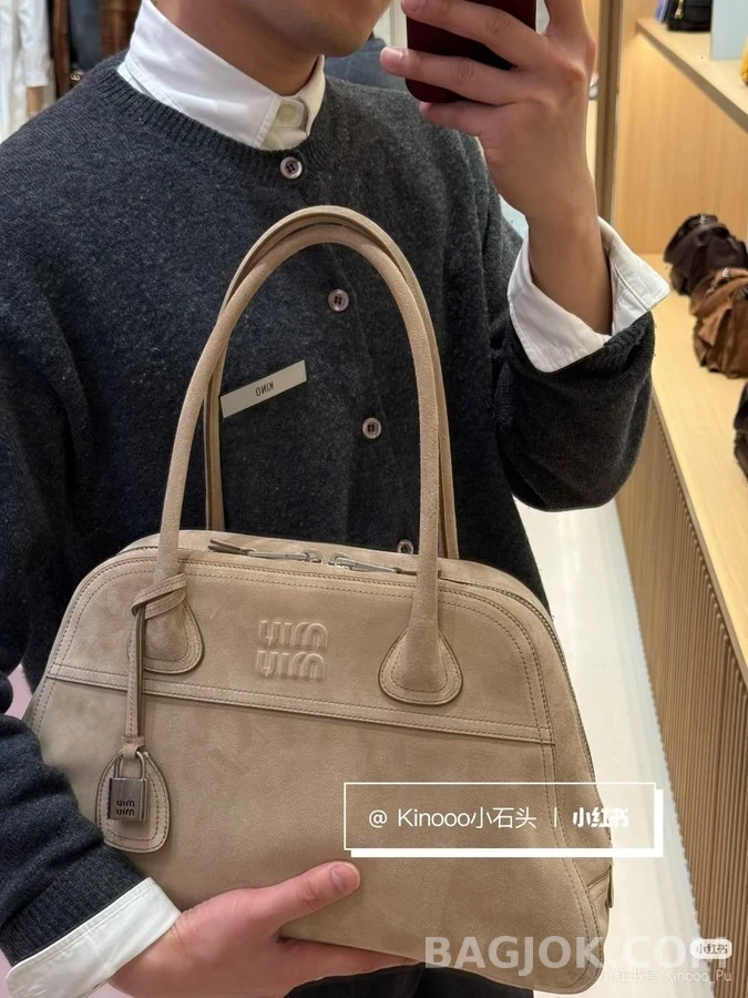 미우미우 미우미우 유틸리테어 스웨이드 볼링백 상세 이미지