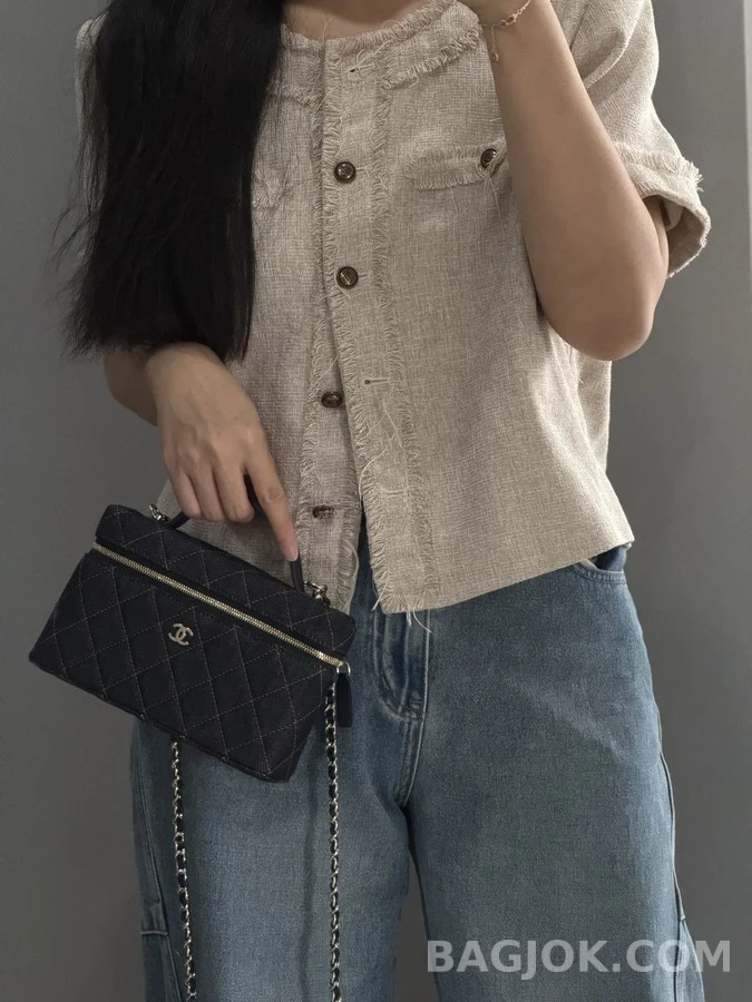 샤넬 샤넬 데님 퀼팅 탑핸들 바니티 케이스 위드 체인 상세 이미지