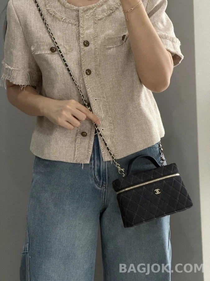 샤넬 샤넬 데님 퀼팅 탑핸들 바니티 케이스 위드 체인 상세 이미지