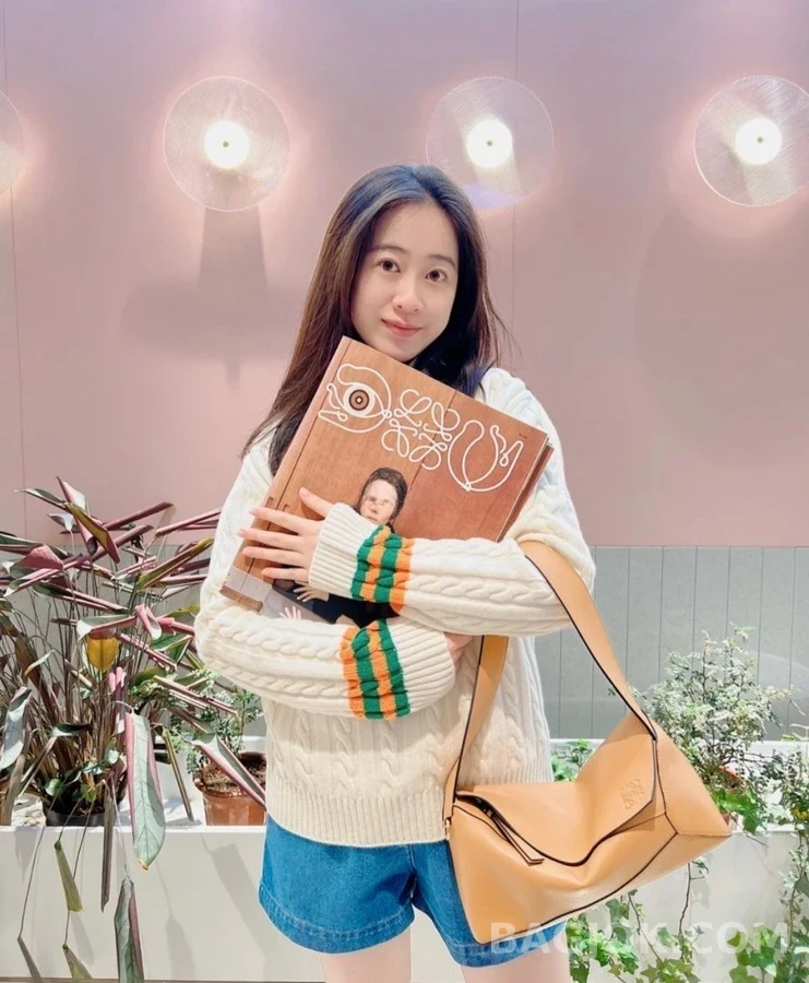 로에베 로에베 스몰 퍼즐 백 클래식 카프스킨 탠 상세 이미지