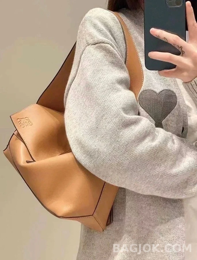로에베 로에베 스몰 퍼즐 백 클래식 카프스킨 탠 상세 이미지
