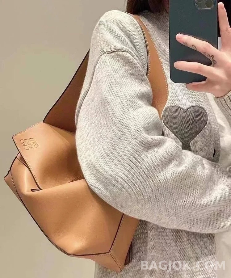 로에베 로에베 스몰 퍼즐 백 클래식 카프스킨 탠 상세 이미지