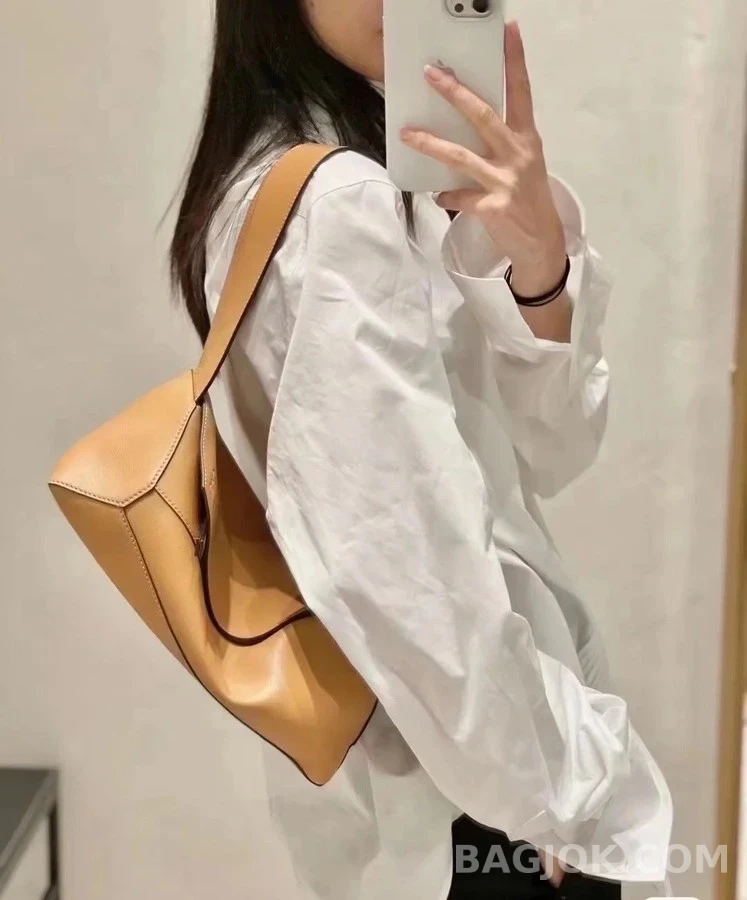 로에베 로에베 스몰 퍼즐 백 클래식 카프스킨 탠 상세 이미지