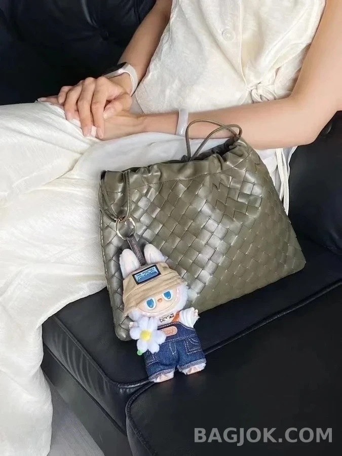 보테가베네타 보테가 베네타 미니 더 파우치 인트레치아토 가죽 클러치 상세 이미지