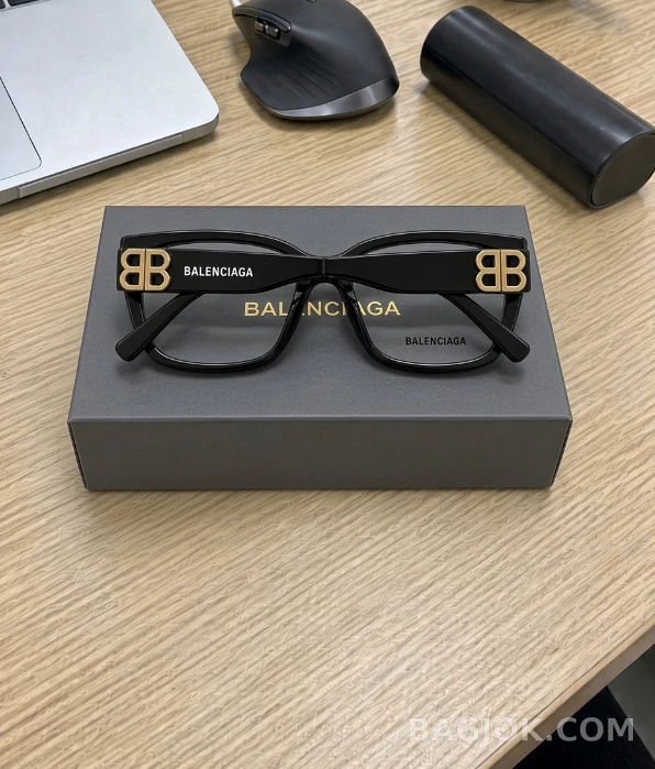 BALENCIAGA Square BB Logo 안경 5점 리뷰 - 문**